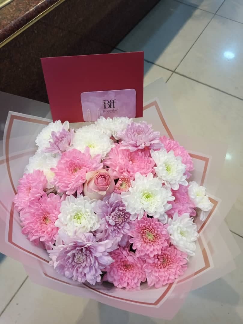 The Seraphina — luxury mixed bouquet for graduation